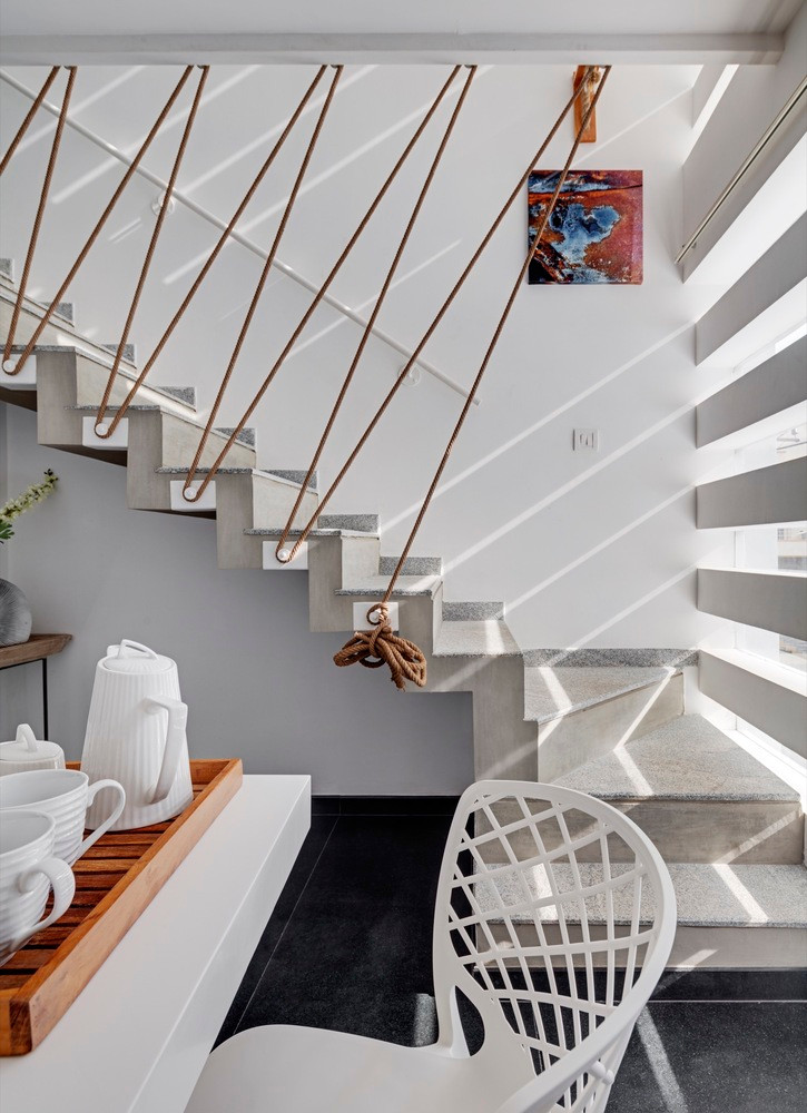 Lan can cầu thang hình zig-zag tạo điểm nhấn cho ngôi nhà. Nguồn ảnh: Archdaily.