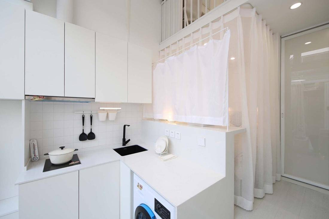 Phòng ngủ ngăn cách với các phân khu chức năng khác bởi các tấm rèm trắng.