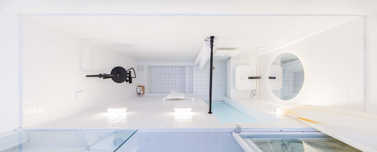 Sắc trắng chủ đạo khiến toàn bộ không gian trở nên rộng rãi và sáng sủa hơn.