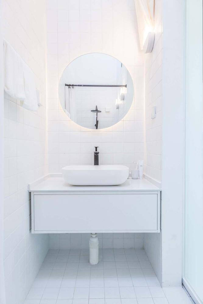 Phòng tắm nổi bật với sắc trắng gọn gàng, sạch sẽ và hiện đại.