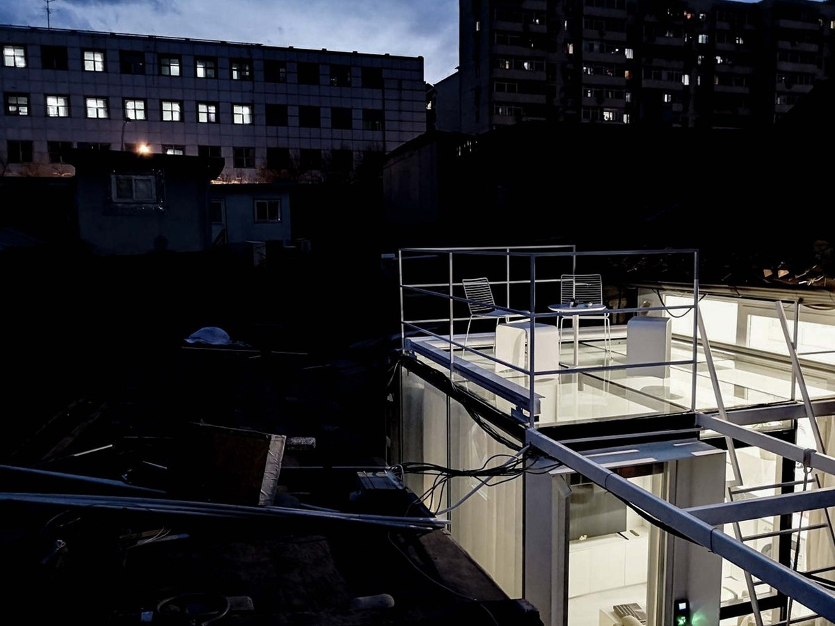 Vì vậy, kiến trúc sư đã sử dụng bức tường kính trong suốt với rèm cửa, mang đến nguồn sáng tự nhiên.