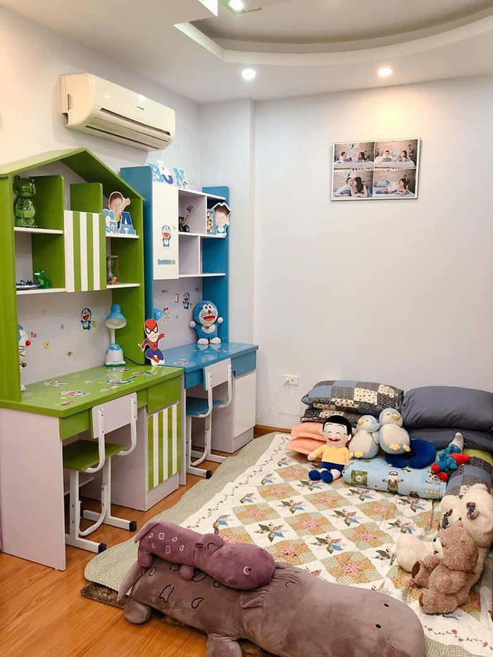 Phòng ngủ và góc học tập của hai con MC Nguyễn Hoàng Linh.