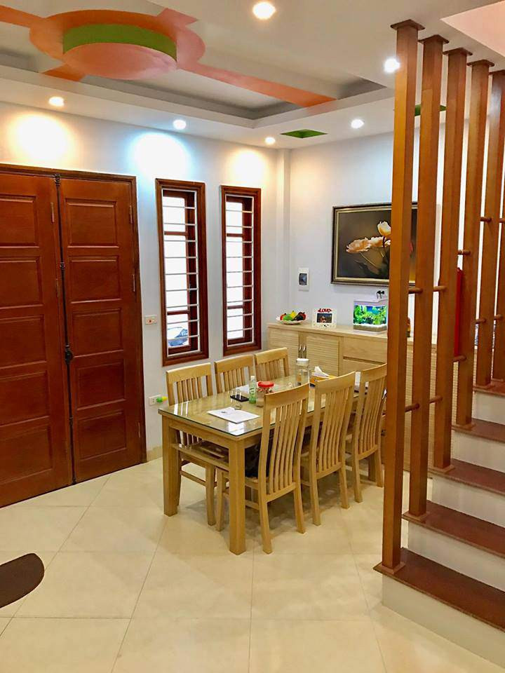 Dù diện tích mặt bằng nhỏ song nhìn tổng thể toàn bộ căn nhà vẫn khá rộng rãi. Tầng 1 là không gian của khu bếp và bàn ăn.