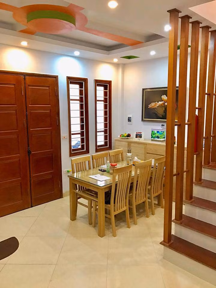 Dù diện tích mặt bằng nhỏ song nhìn tổng thể toàn bộ căn nhà vẫn khá rộng rãi. Tầng 1 là không gian của khu bếp và bàn ăn.