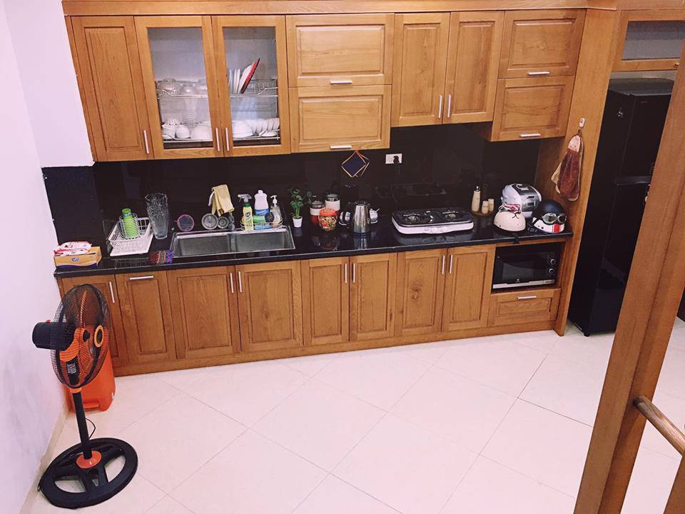 Phòng bếp gọn gàng với nội thất gỗ sang trọng.