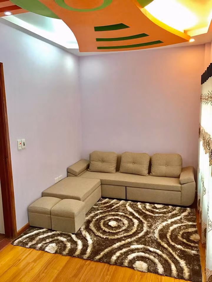 Ngôi nhà có diện tích 30m2 xây lên 5 tầng trên mảnh đất vuông vắn mặt tiền rộng 5,7m.