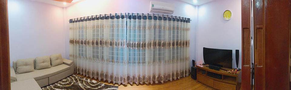 Trên tầng 2, nữ MC Hoàng Linhchọn làm không gian phòng khách với cửa sổ lớn, rất thoáng và sáng sủa.