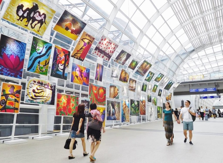 Đến với sân bay quốc tế Hong Kong, du khách như lạc vào một bảo tàng hàng không khổng lồ.