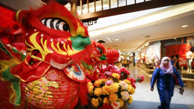 Người Malaysia thường trang hoàng nhà cửa rực rỡ trong sắc đỏ để chào đón Tết. Ảnh: AP.