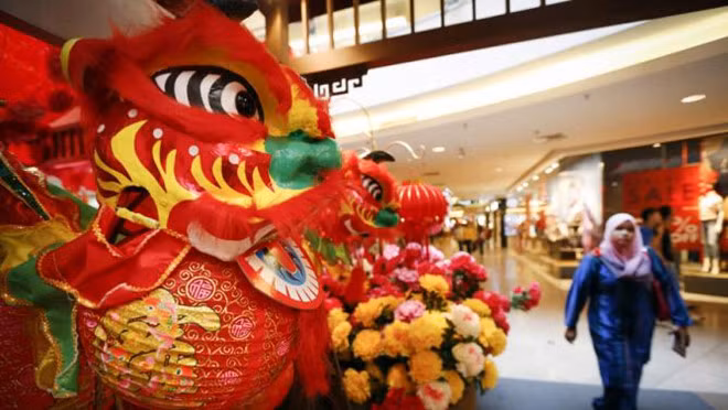 Người Malaysia thường trang hoàng nhà cửa rực rỡ trong sắc đỏ để chào đón Tết. Ảnh: AP.