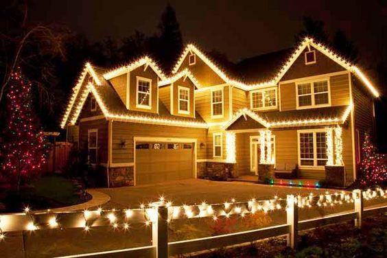 Ngày đầu năm mới, người Hàn thường trang trí đèn nhiều màu sắc như đèn led nhấp nháy hoặc các bóng đèn sợi đốt nhiều màu quanh nhà và bật chúng lên vào đêm giao thừa. Ảnh: White House.