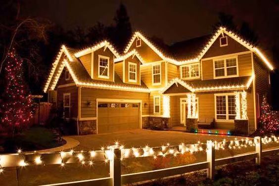 Ngày đầu năm mới, người Hàn thường trang trí đèn nhiều màu sắc như đèn led nhấp nháy hoặc các bóng đèn sợi đốt nhiều màu quanh nhà và bật chúng lên vào đêm giao thừa. Ảnh: White House.