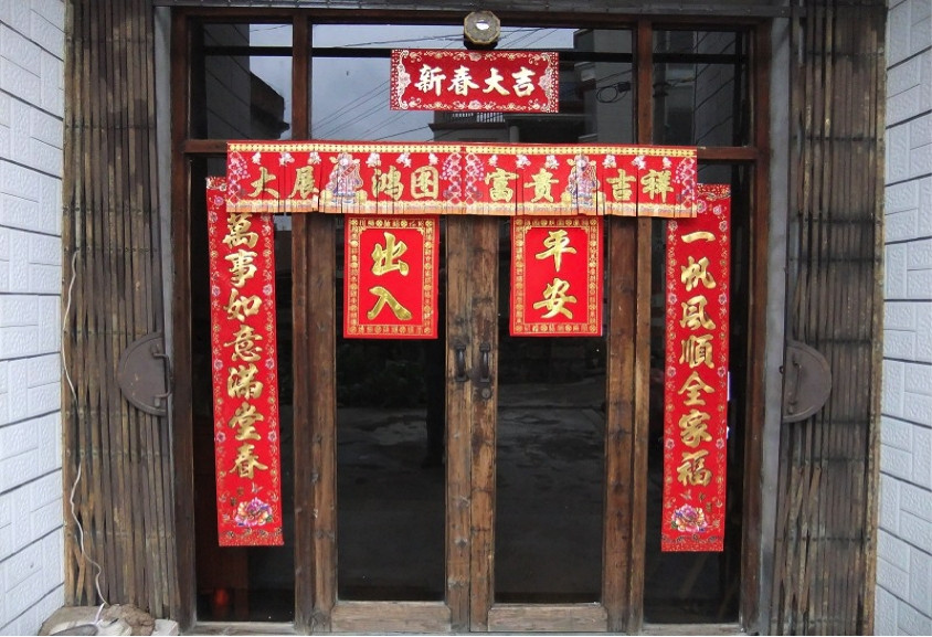 Câu đối Tết được dán trên cửa ra vào cũng là cách trang trí nhà thường thấy của người Trung Quốc mỗi dịp tết đến. Câu đối là những lời chúc tốt đẹp hoặc những câu châm ngôn ý nghĩa về cuộc sống. Ảnh: Chinese Network.