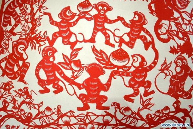 Các gia đình ở miền bắc và trung Trung Quốc thường dán các mẫu tranh cắt giấy lên cửa kính hoặc cửa ra vào. Ảnh: News.