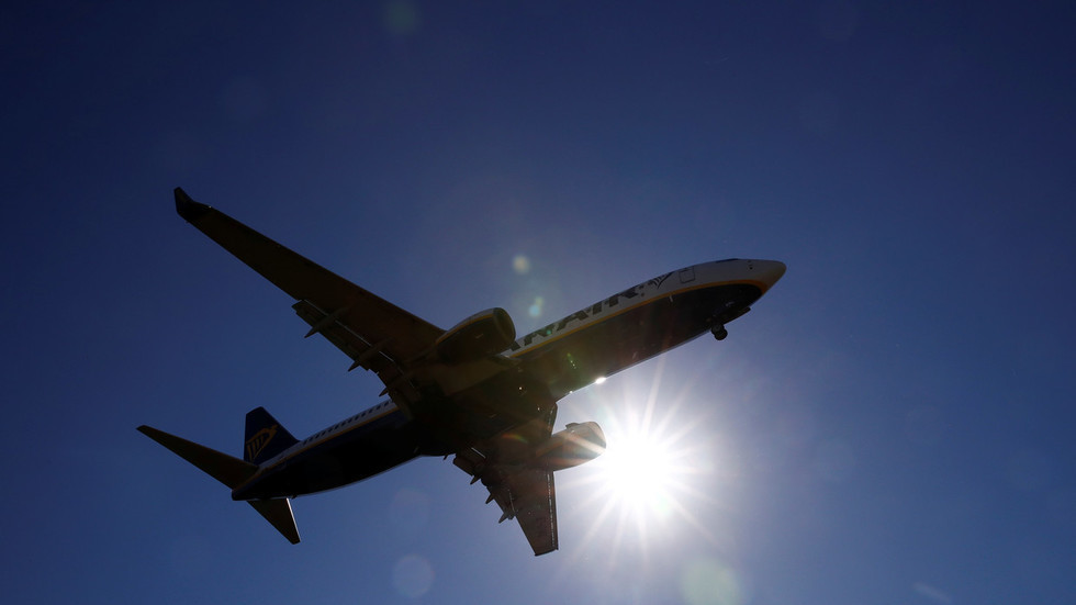 Giua tam bao, may bay Boeing lai ha canh khan vi loi dong co