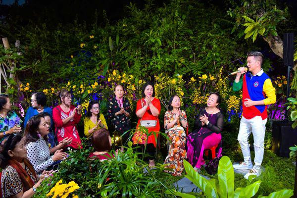 Như mọi năm, sau khi hoàn thành anh đã mời những fan cứng của Mr Đàm đến nhà tổ chức tiệc gặp mặt, tất niên và tham quan nhà.