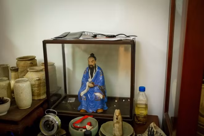 NSƯT Trần Lực có được món đồ này một cách khá may mắn khi mua lại được từ gia đình một người bạn có truyền thống chơi đồ cổ trên phố Hàng Mã. Đây cũng là món đồ gia bảo được lưu giữ qua nhiều đời. Trải qua nhiều năm bức tượng ngày càng có giá trị khi rất nhiều vị khách Trung Quốc đến thăm nhà ngỏ ý muốn mua với giá cao nhưng anh quyết không bán.