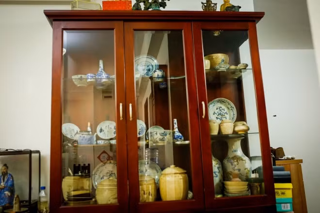 Bước vào căn hộ toạ lạc tại một khu chung cư cao cấp nằm tại phía Tây Hà Nội của anh, người ta dễ bị choáng ngợp bởi không gian phủ kín những món cổ vật trong nhà. Tuy nhiên, đây mới chỉ là một phần trong bộ sưu tập của NSƯT Trần Lực được anh trưng ra vì vẫn còn khá nhiều món đồ anh vẫn để tại căn nhà cũ chưa đem về.