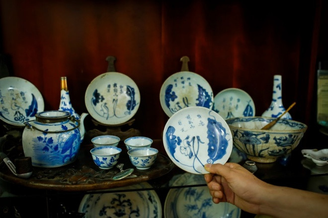 Hay bộ đĩa cổ gồm năm món với hình vẽ 5 loài chim khác nhau đi liền với những câu thơ cổ quý giá.