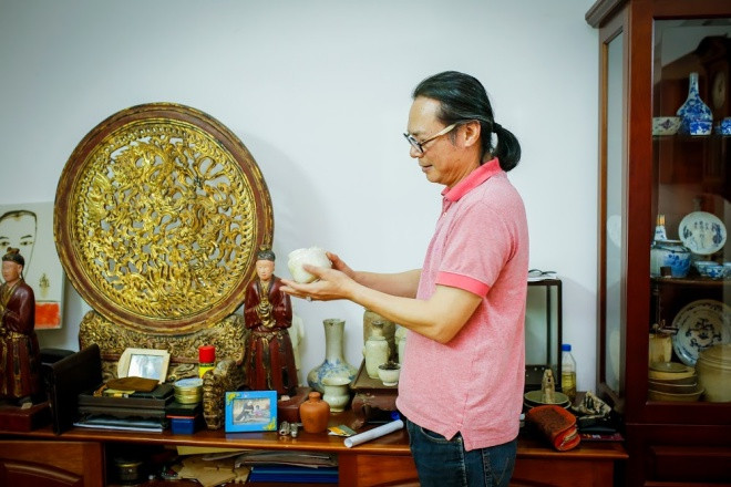 Anh chia sẻ mỗi chuyến đi làm phim lại là một lần anh tìm thêm được những món đồ quý giá: "Thời những năm 1990 khi tôi đi làm phim về những làng quê gặp rất nhiều người hâm mộ, có người mời về nhà chơi rồi tặng một số món đồ cổ. Sau đó, tôi bắt đầu tìm hiểu và say mê với chúng".
