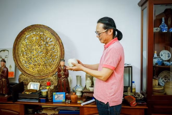Anh chia sẻ mỗi chuyến đi làm phim lại là một lần anh tìm thêm được những món đồ quý giá: "Thời những năm 1990 khi tôi đi làm phim về những làng quê gặp rất nhiều người hâm mộ, có người mời về nhà chơi rồi tặng một số món đồ cổ. Sau đó, tôi bắt đầu tìm hiểu và say mê với chúng".