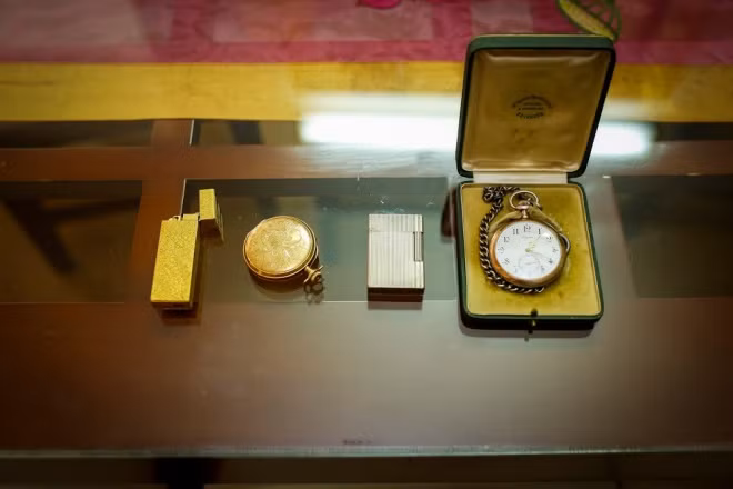 Bên cạnh đó, anh còn có khá nhiều món đồ thú vị như bật lửa, đồng hồ từ nhiều thế kỷ trước.