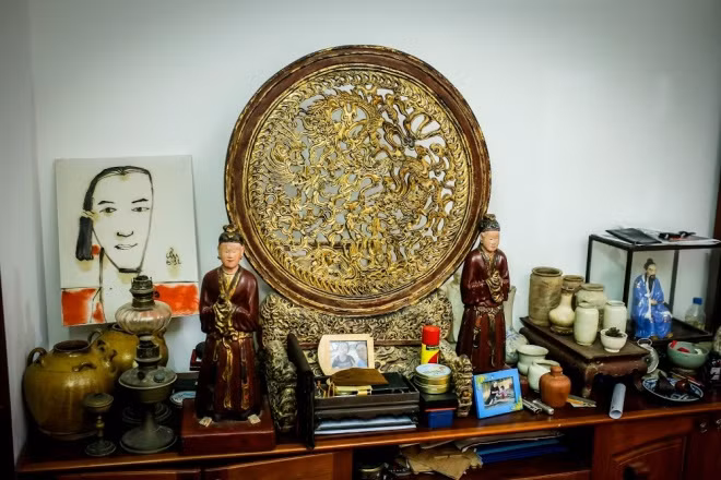 Bộ sưu tập của anh là tổng hợp từ khá nhiều nguồn trong đó đa phần là gốm Việt cổ từ nhiều thời kỳ trong lịch sử như Lý, Trần, Lê là những giai đoạn kỹ thuật thủ công phát triển mạnh. Bên cạnh đó là những món đồ từ Trung Quốc đời Tống, Hán mà anh may mắn có cơ hội sở hữu.