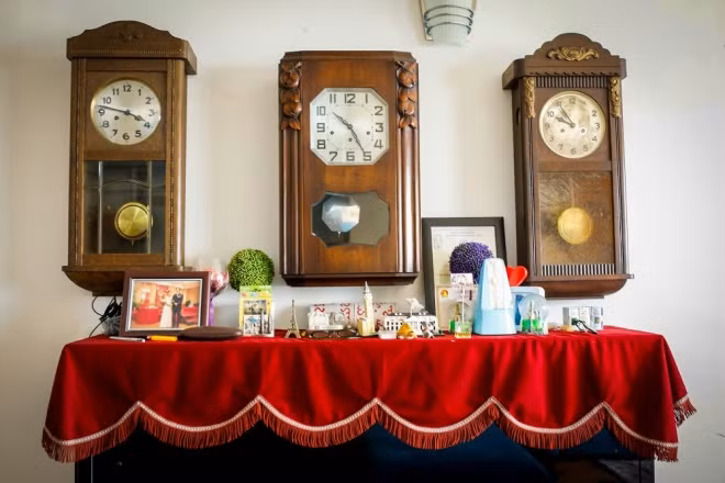 Mỗi khi đến giờ tiếng chuông đồng hồ cùng vang lên như một bản hoà ca độc đáo trong ngôi nhà nhỏ.