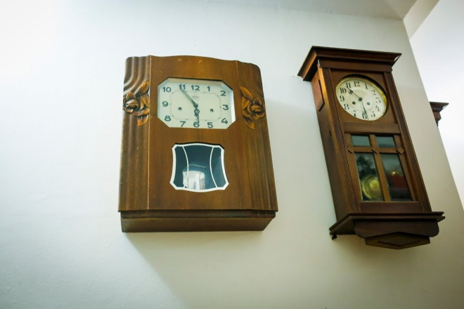 Hiện tại, anh đang bày một bộ sưu tập đồng hồ quả lắc tại nhà.