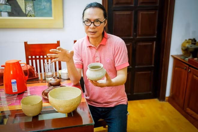 Cũng có những món đồ cổ anh tìm được khi người ta khai quật. NSƯT Trần Lực kể mỗi lần đi theo đoàn khai quật tìm được rất nhiều cổ vật nhưng anh chỉ giữ lại một vài món thực sự tâm đắc và đem cho bạn bè những phần còn lại.