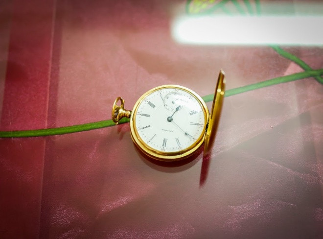 Ngoài ra, vị đạo diễn còn rất tâm đắc với chiếc đồng hồ bằng vàng khối được chế tác tinh xảo.