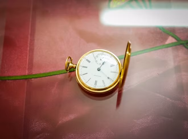 Ngoài ra, vị đạo diễn còn rất tâm đắc với chiếc đồng hồ bằng vàng khối được chế tác tinh xảo.