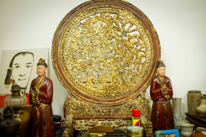 Món đồ thứ 2 được anh đặt tại vị trí rất trang trọng trong bộ sưu tập là chiếc bình phong hình tròn hiếm có vào đời Nguyễn. Nhìn qua lớp sơn son thiếp vàng và những chi tiết tinh xảo từ đầu rồng cho tới mắt phượng có thể biết được xuất xứ của món đồ này phải tới từ vua chúa hay quan lại.