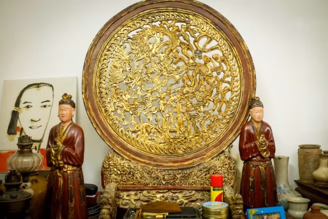 Món đồ thứ 2 được anh đặt tại vị trí rất trang trọng trong bộ sưu tập là chiếc bình phong hình tròn hiếm có vào đời Nguyễn. Nhìn qua lớp sơn son thiếp vàng và những chi tiết tinh xảo từ đầu rồng cho tới mắt phượng có thể biết được xuất xứ của món đồ này phải tới từ vua chúa hay quan lại.