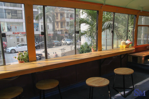 Những chiếc xe di chuyển trên con đường nhộn nhịp đang lái thẳng về phía cửa sổ của ngôi nhà, tình huống này là một điềm báo xấu. Nó gây bất lợi cho sức khỏe và sự giàu có của gia chủ.