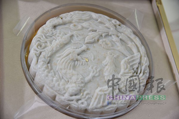 Bánh cao 4cm và đường kính 17,5cm, to gấp bốn lần một chiếc bánh thông thường. Ảnh: ChinaPress