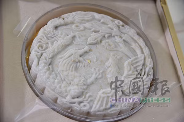 Bánh cao 4cm và đường kính 17,5cm, to gấp bốn lần một chiếc bánh thông thường. Ảnh: ChinaPress