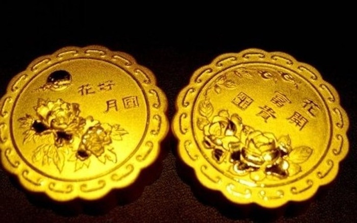 Năm 2012, thị trường bánh trung thu tại Trung Quốc xôn xao với sự xuất hiện của chiếc bánh dẻo dát vàng với trọng lượng 500 gram có giá tới 21.000 nhân dân tệ (khoảng 72 triệu đồng). Ảnh: Luxuo