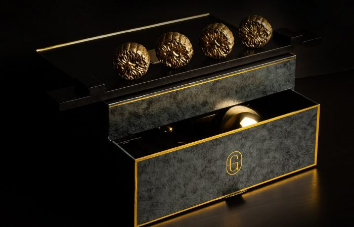 Chào đón mùa Trung thu 2019, hãng bánh nổi tiếng Golden Moments ở Singapore trình làng kiệt tác bánh trung thu phủ vàng phiên bản giới hạn mang tên Premium Mao Shan Wang Truffle Snowskin Mooncake. Chiếc bánh có giá bán chính thức lên tới 628 USD/hộp (tương đương 14,6 triệu đồng) và phải đặt hàng trước nhiều tuần. Ảnh: Courtesy.