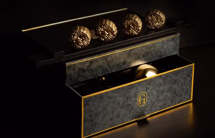 Chào đón mùa Trung thu 2019, hãng bánh nổi tiếng Golden Moments ở Singapore trình làng kiệt tác bánh trung thu phủ vàng phiên bản giới hạn mang tên Premium Mao Shan Wang Truffle Snowskin Mooncake. Chiếc bánh có giá bán chính thức lên tới 628 USD/hộp (tương đương 14,6 triệu đồng) và phải đặt hàng trước nhiều tuần. Ảnh: Courtesy.