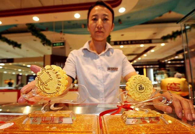 Chiếc bánh được làm từ vàng và chạm khắc những mẫu hoa văn tinh xảo, đầy tính nghệ thuật. Ảnh: Luxuo