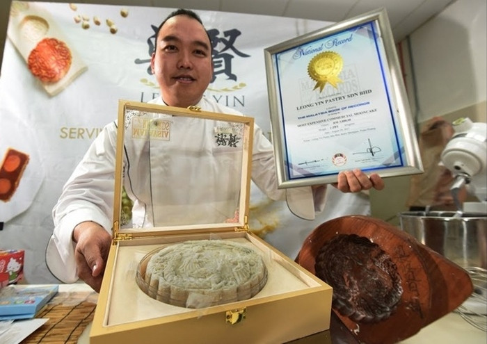 Dịp tết trung thu năm 2017, chiếc bánh giá 2.888 MYR (khoảng 21 triệu đồng) gây sốt tại Malaysia. Ảnh: Thesundaily.