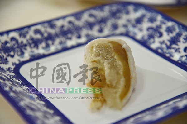 Theo đầu bếp, bánh trung thu có giá đắt đỏ bởi nó được làm từ những nguyên liệu xa xỉ như nhân sâm, nghệ tây, sữa ong chúa, mật đường, nhãn, hạt sen và các loại thảo mộc cao cấp, đặc biệt bánh còn được dát vàng 24k. Ảnh: ChinaPress