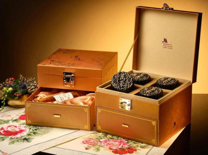 Ra mắt lần đầu tiên trong năm nay tại khách sạn Singapore Marriott Tang Plaza, chiếc bánh nướng màu đỏ vàng sang trọng này có giá tới 238 USD (tương đương 5,53 triệu đồng). Ảnh: Courtesy.