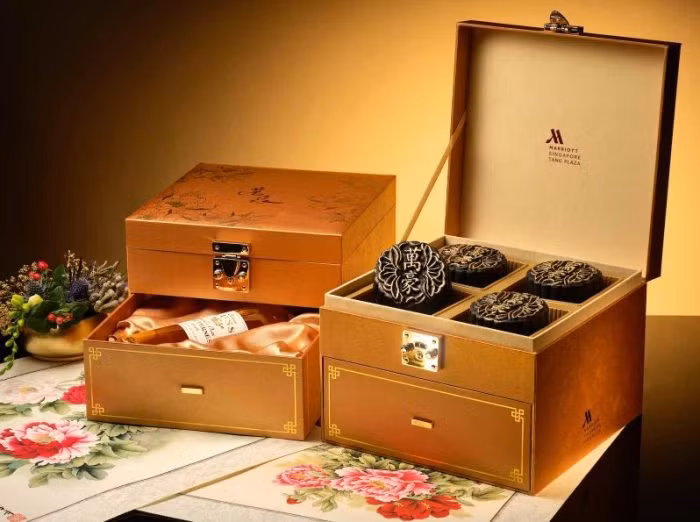 Ra mắt lần đầu tiên trong năm nay tại khách sạn Singapore Marriott Tang Plaza, chiếc bánh nướng màu đỏ vàng sang trọng này có giá tới 238 USD (tương đương 5,53 triệu đồng). Ảnh: Courtesy.