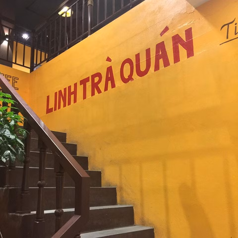 Cầu thang dẫn lên tầng 2 của quán. Ảnh: Homeaz.