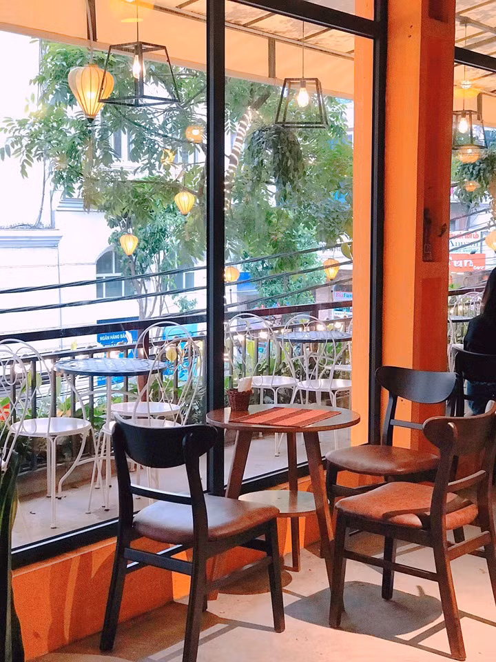 Ban công thoáng đãng, hiện đại với đèn trang trí hình học. Ảnh: Homeaz.