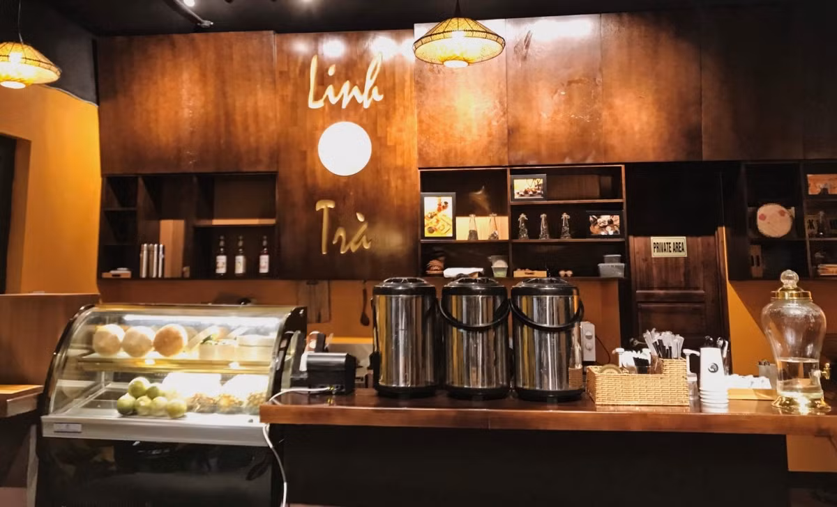 Khu vực quầy bar phục vụ trà còn có cả bánh ngọt ăn kèm. Ảnh: Homeaz.