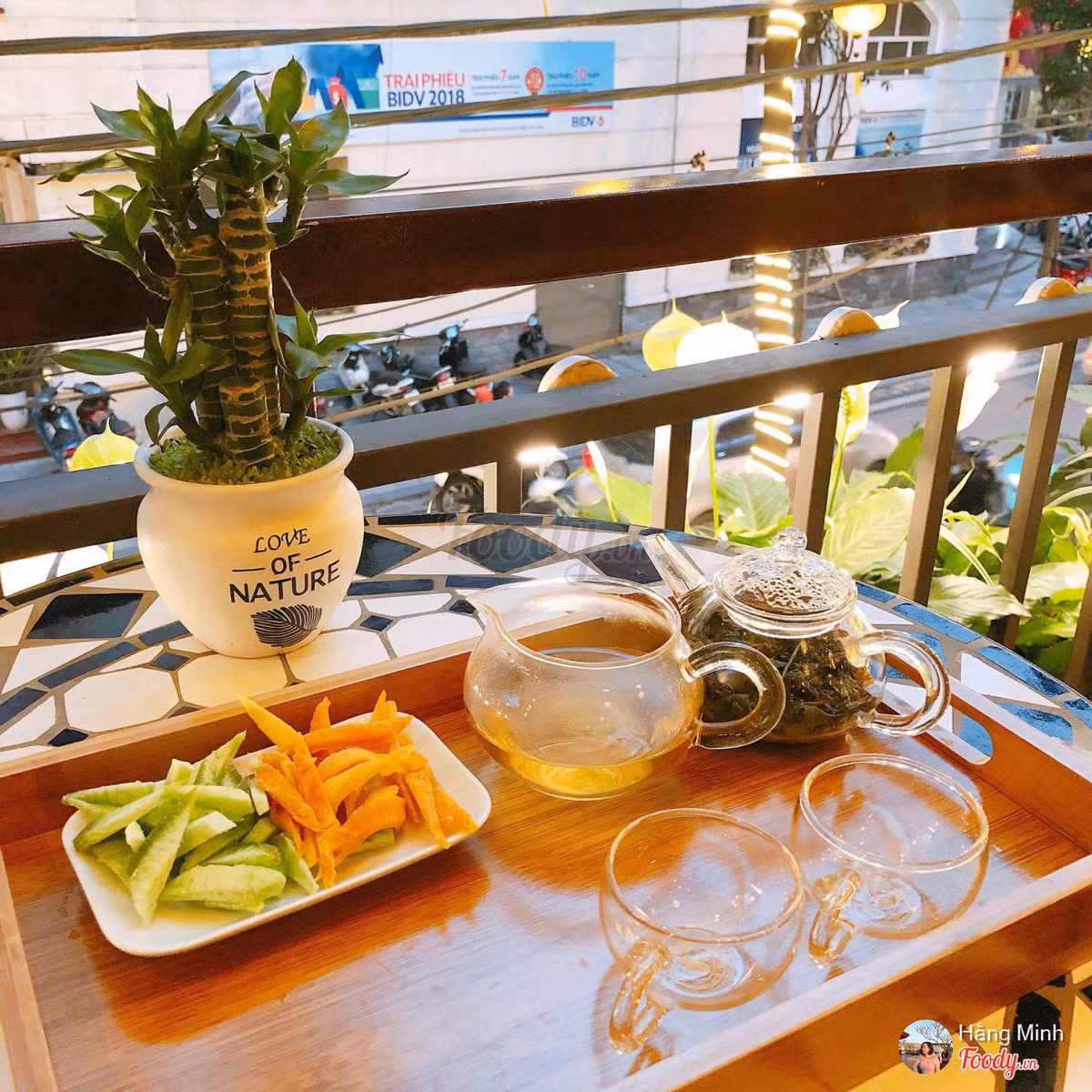 Nhờ không gian đẹp mắt, đồ uống thú vị, "quán trà chị Huệ" đã trở thành một địa điểm check-in được giới trẻ ưa chuộng giữa lòng thành phố Hà Nội. Ảnh: Foody.