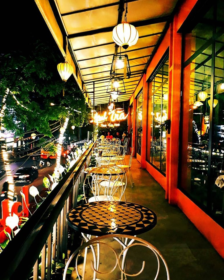 Khách ngồi ngoài ban công có view nhìn ra phố cổ yên bình. Ảnh: Homeaz.